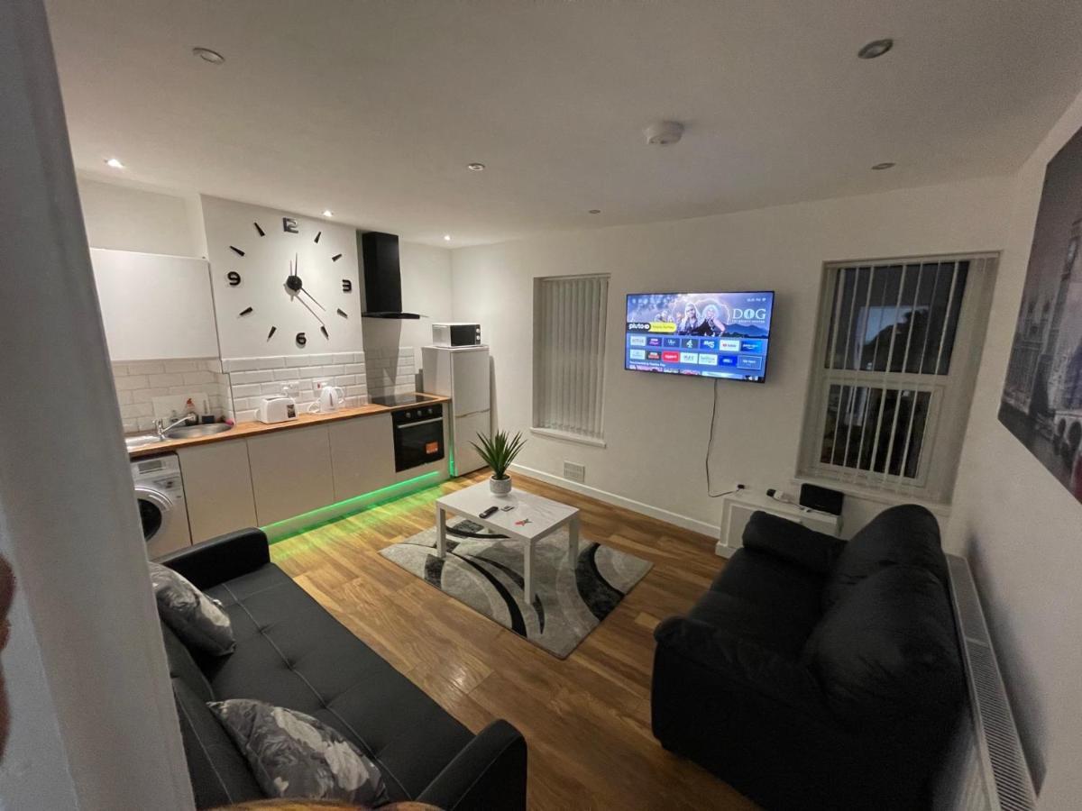 Central Serviced Apartments - Two Bedroom Apartment カーディフ エクステリア 写真